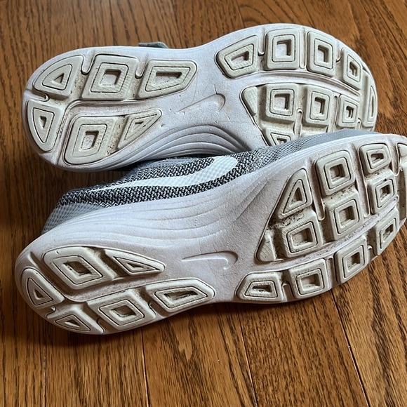 NIKE KIDS REVOLUTION 3 RUNNERS SIZE 1.5Y - Picture 5 of 5